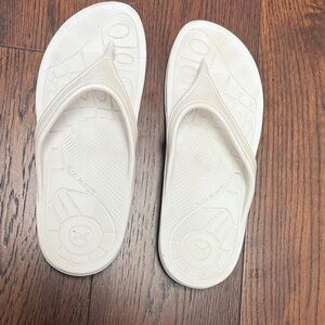 Lynco Womens White Flip Flops